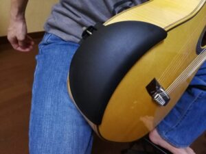 アーベル・ギター・アームレスト(Abel Guitar Armrest)をギターに装着