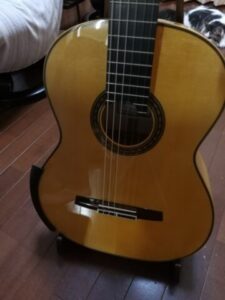 アーベル・ギター・アームレスト(Abel Guitar Armrest)をつけて前から見る