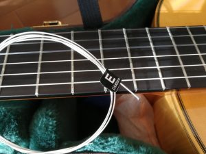 プロアルテ　カーボン　ノーマル(EJ45FF)とEJ45の6弦比較