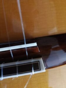 つぶれたように見えるEJ45FFの1弦