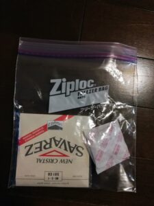 ziploc フリーザーパック Mに入れたクラシックギターの弦