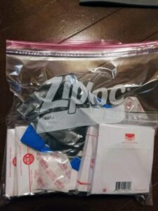 ziploc フリーザーバッグ Ｌに入れたクラシックギターの弦