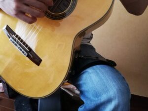 テヌートギターさぽーを使ってギターを構える