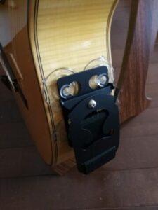 テヌートギターサポートをギターに張り付ける