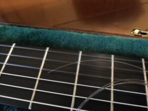 オプティマ No.6 カーボン　と　サバレス　ニュークリスタルの1弦比較