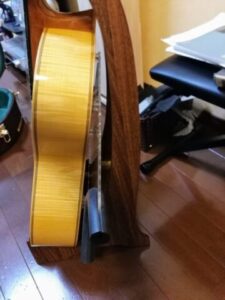 ギターリフト(GUITARLIFT)をつけて横から見たところ