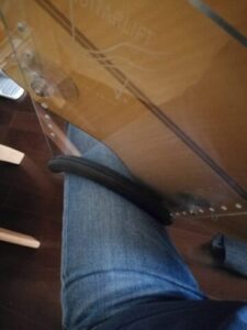 脚にのせたギターリフトを裏から見たところ