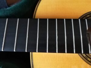 錆が浮いたクラシックギターのフレット