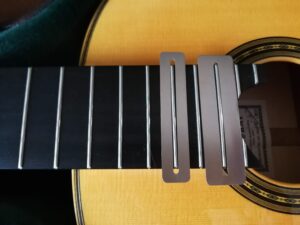 フレット磨きプレートを指板に乗せる