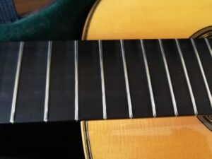 激落ちくんで磨いたクラシックギターのフレット