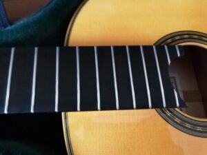 銀磨きクロスで磨いたクラシックギターのフレット