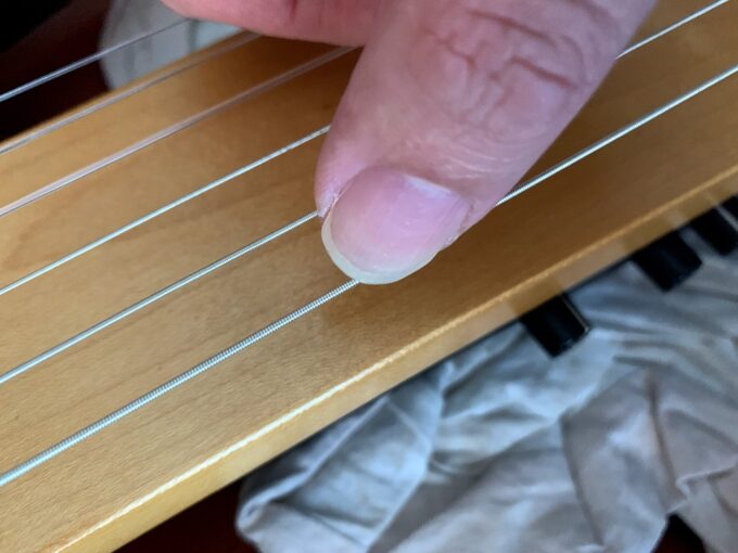 先端に近い部位から弦に触れる奏法