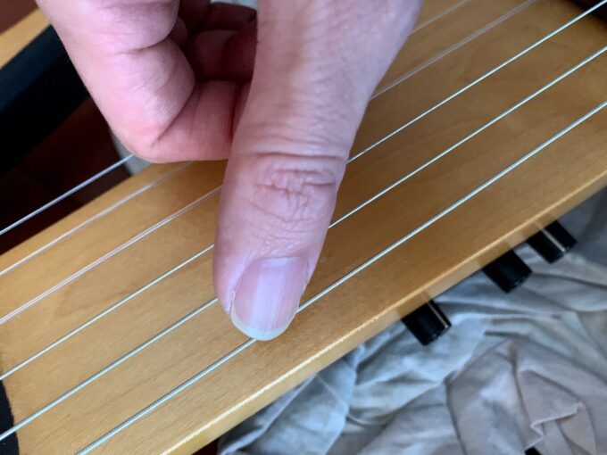 付け根から弦に触れる奏法