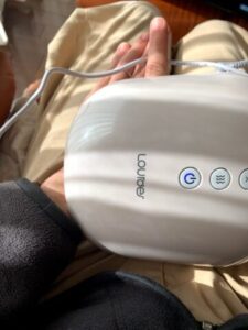 ルルド　ハンドケアで親指をマッサージ