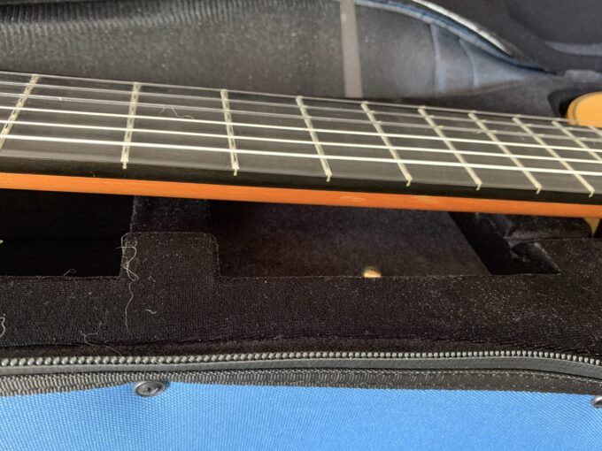 レイズドフィンガーのネックがネック置きから浮く