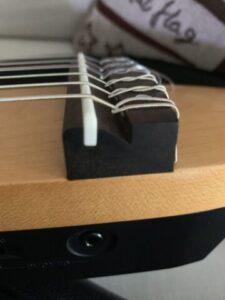 シングルホールのクラシックギターのブリッジを横から見る