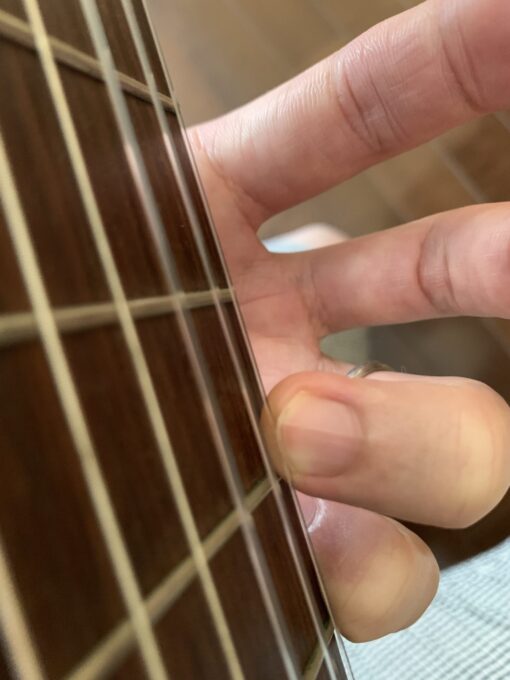 爪と指先の間に弦が入ってしまう