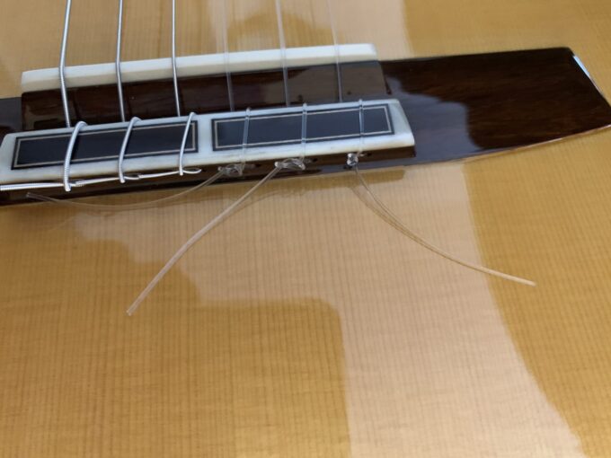 フィガロ弦の高音弦をブリッジにつけたところ