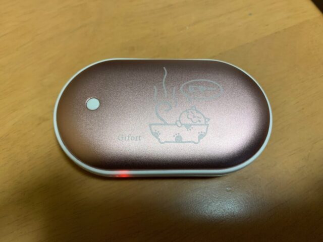 電子カイロでクラシックギターを弾く前の手を暖める