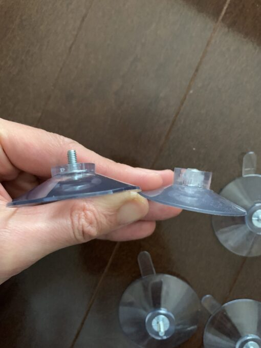 新型のギターリフトの吸盤と旧型の吸盤の高さの比較