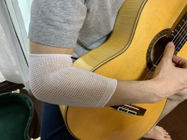 ネット包帯をアームカバー代わりに使ってギターを弾く