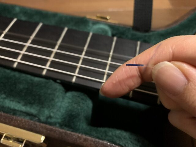 ヘルマン・ハウザー弦　ミディアムテンションの高音弦の端の色