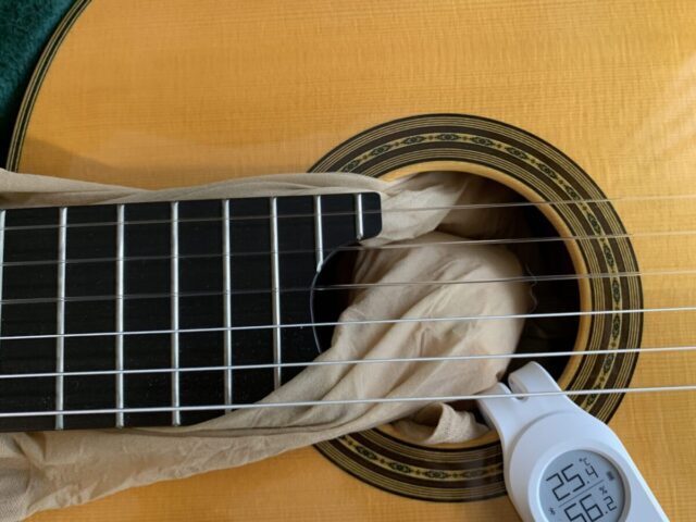 ストッキングに調湿剤を入れてヒールに引っかけてホールに入れる