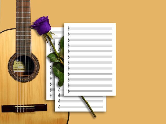 クラシックギターと楽譜の画像