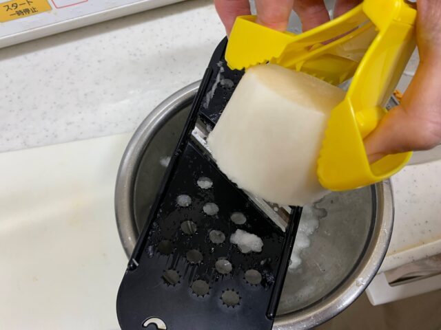 下村工業「つかめる野菜ホルダー」で大根おろしを作る画像