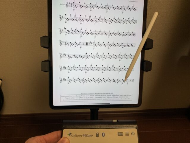 iPad Pro 12.9インチモデルと譜面台型スタンドとペンとAirTurn PEDpro