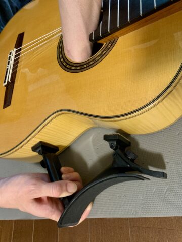 SageWork Guitar Supportをギターに取り付ける