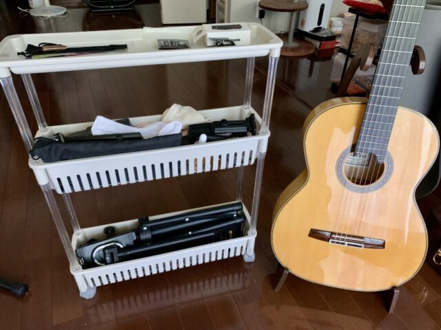 ギターとキッチンワゴン