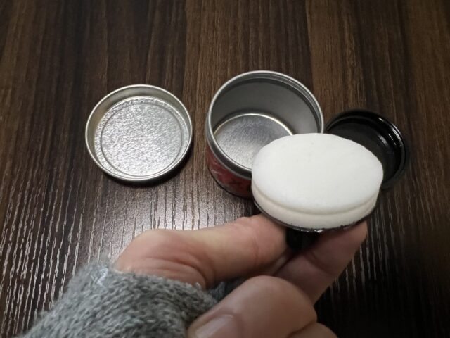 ダダリオのXLR8のスポンジと空っぽの缶