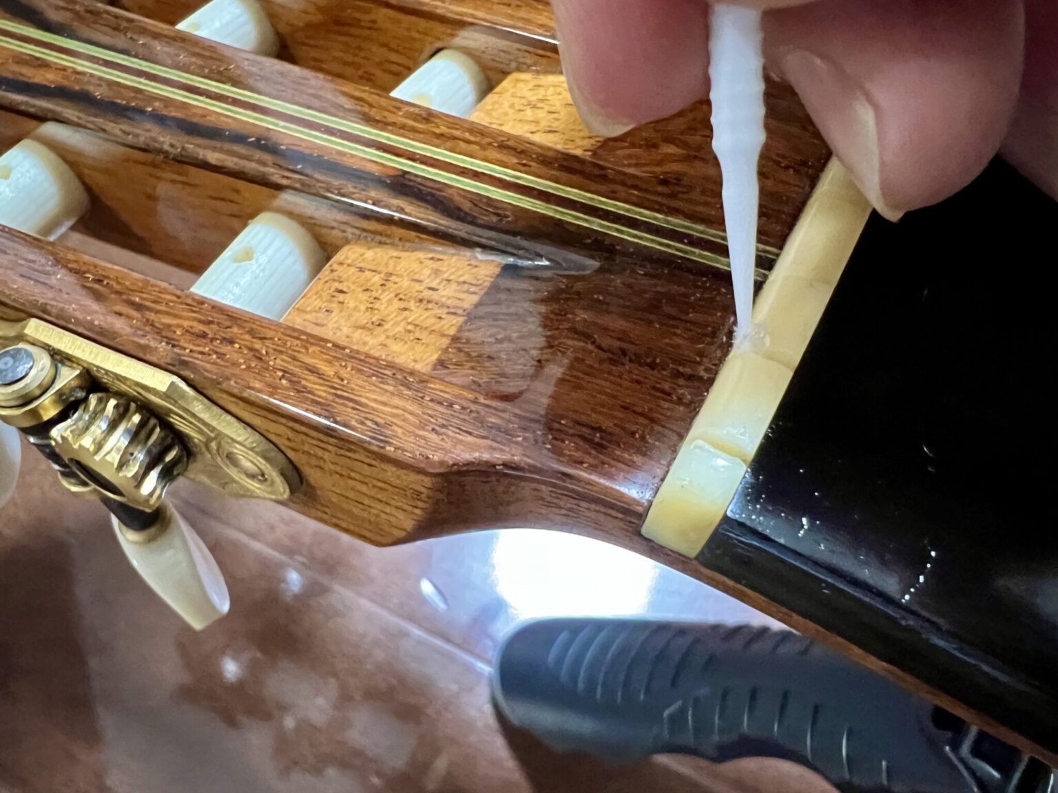 ナットにダダリオのルブリキットを塗布する