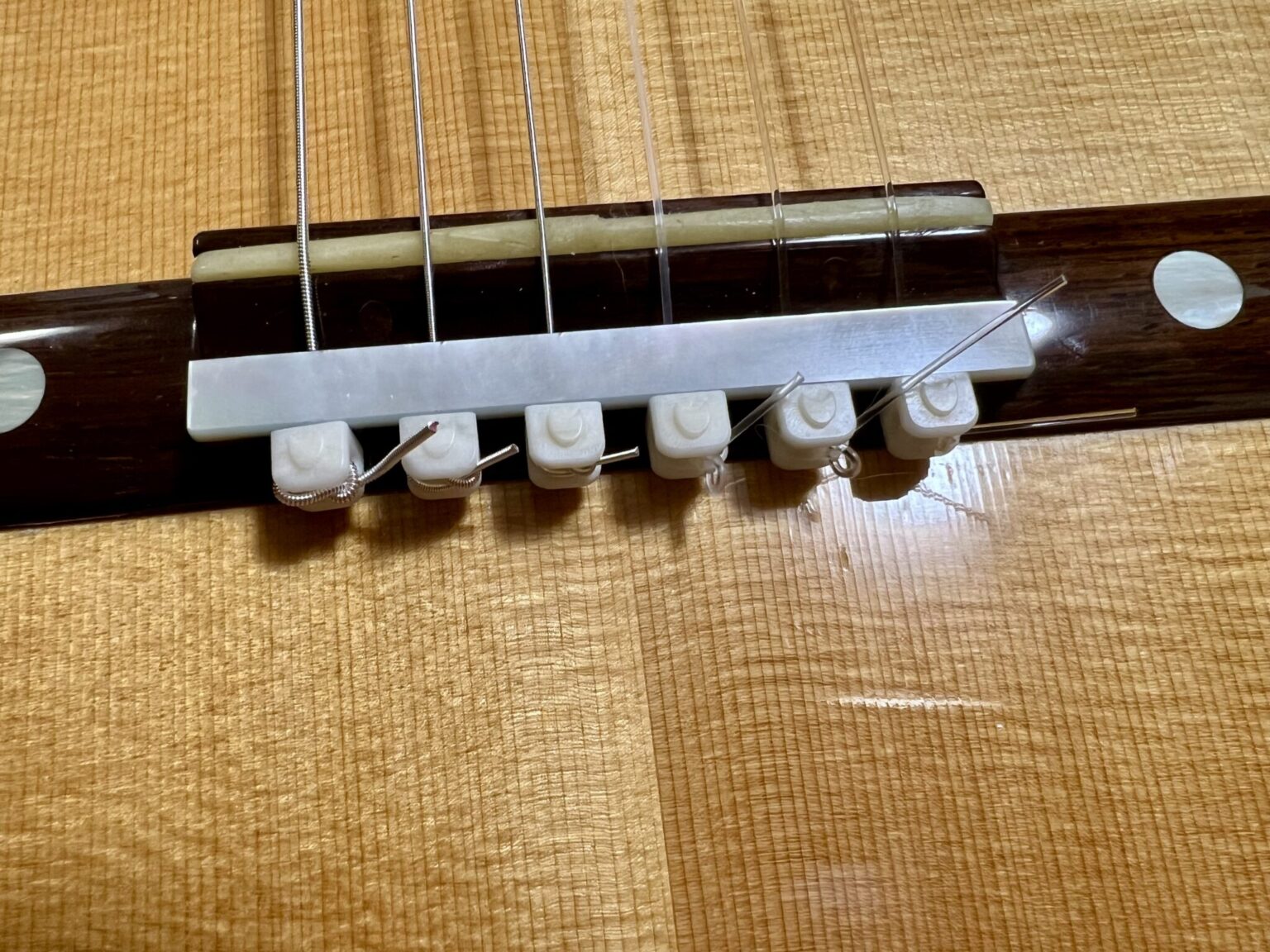 ギターにTORRES BEADSを取り付けた画像