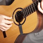 クラシックギターにストラップをつけて立ったまま弾く