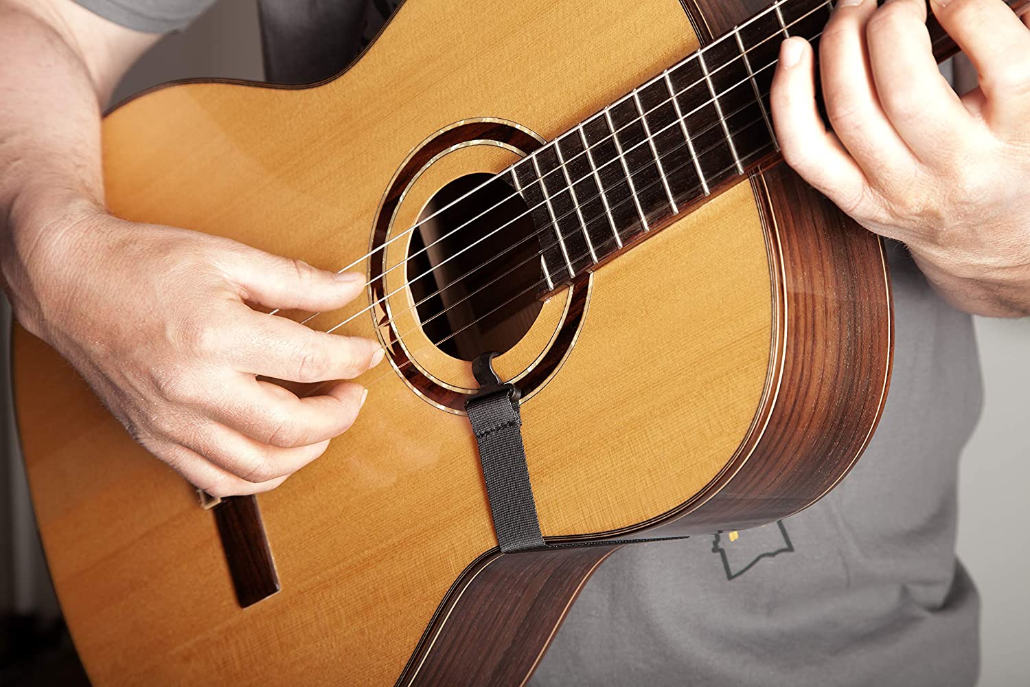 クラシックギターにストラップをつけて立ったまま弾く