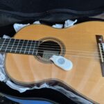 ショートスケールギターを詰め物をしてケースに入れる