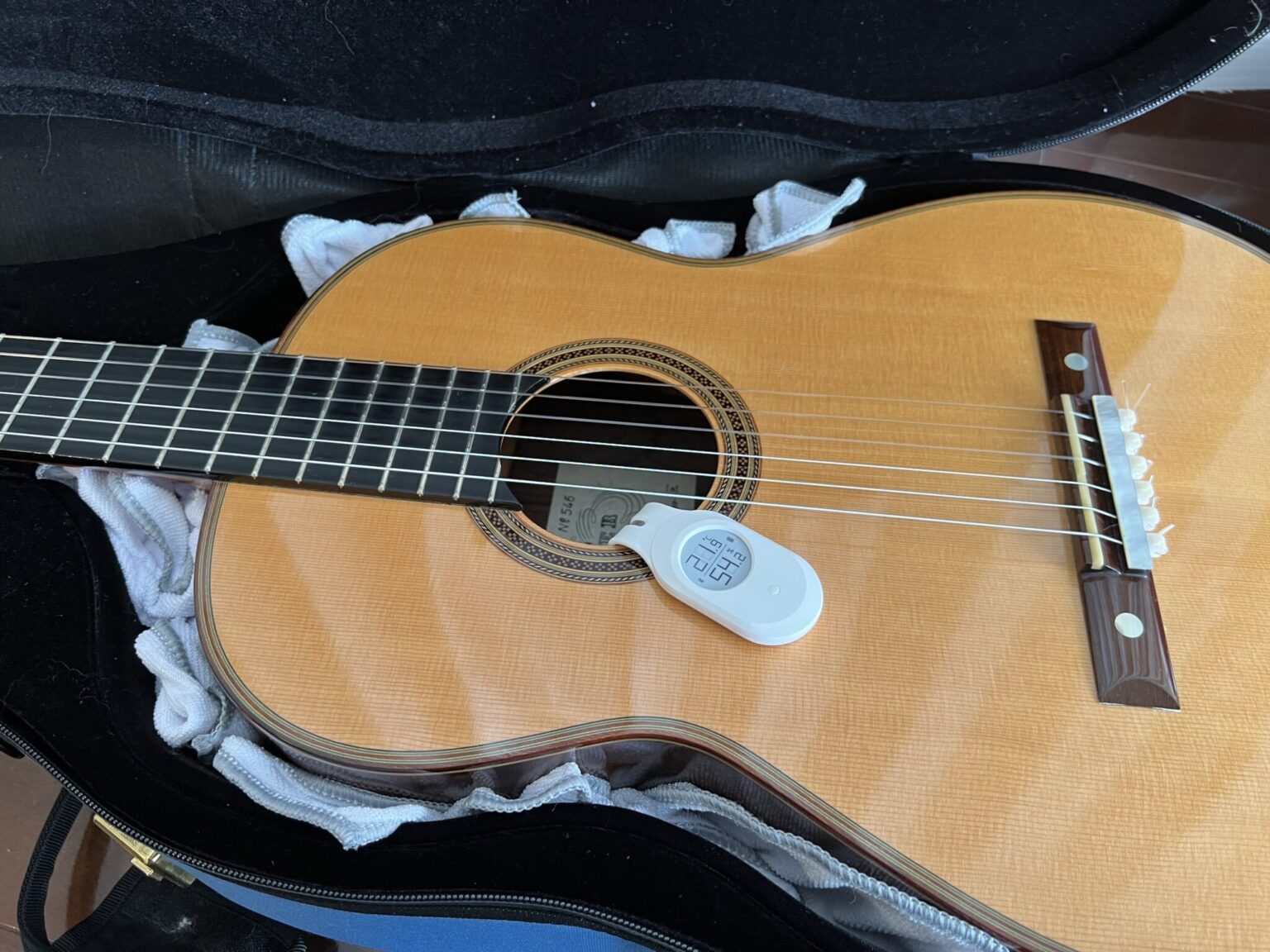 ショートスケールギターを詰め物をしてケースに入れる