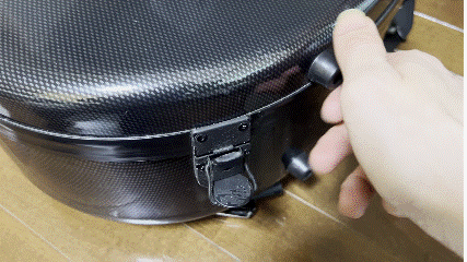 BAMハイテックシリーズ　カーボンブラックのクラシックギターケース（8002XLC）のロックを開け閉めする
