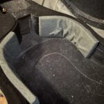 スペースパッドをギターの肩部につけてケースとの隙間を埋める