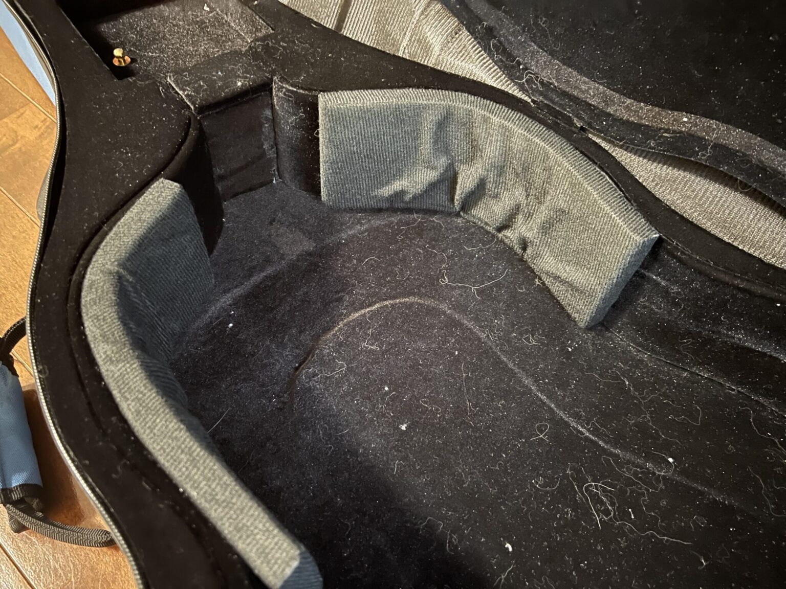 スペースパッドをギターの肩部につけてケースとの隙間を埋める