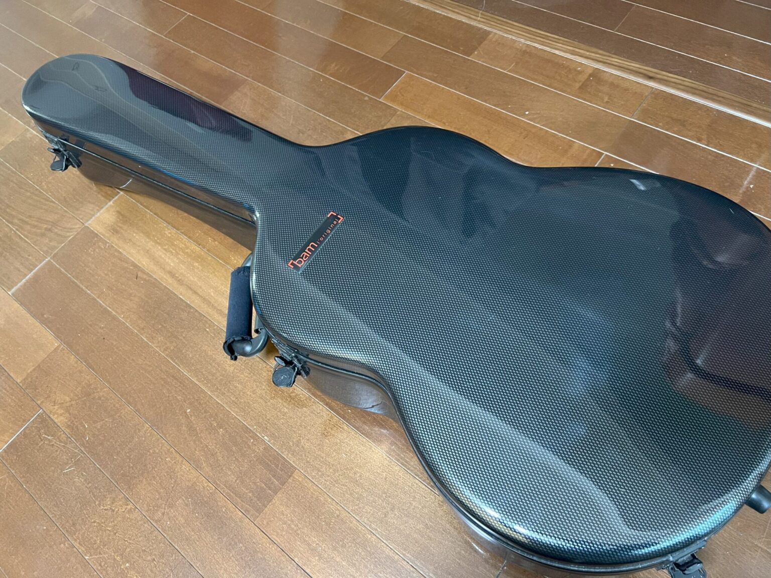 BAMハイテックシリーズ　カーボンブラックのクラシックギターケース（8002XLC）