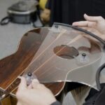 エルゴノミック・サポートをギターに取り付けた画像