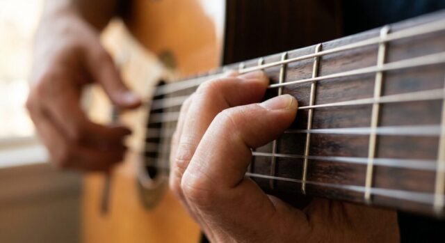 クラシックギターを斜め45度の角度で弾く