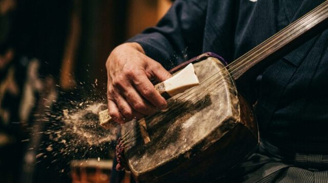 三味線から激しく音が出る画像