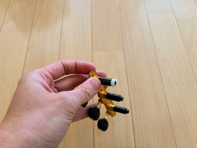 ポストの両端にプラスチック製の部品がついた糸巻きの画像