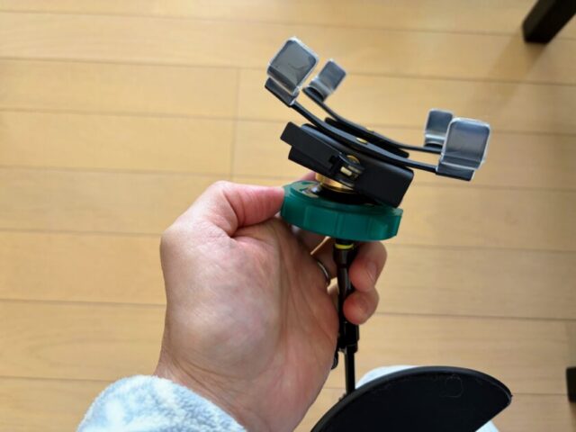 グリッパーを取り付けたWooside Guitar Support